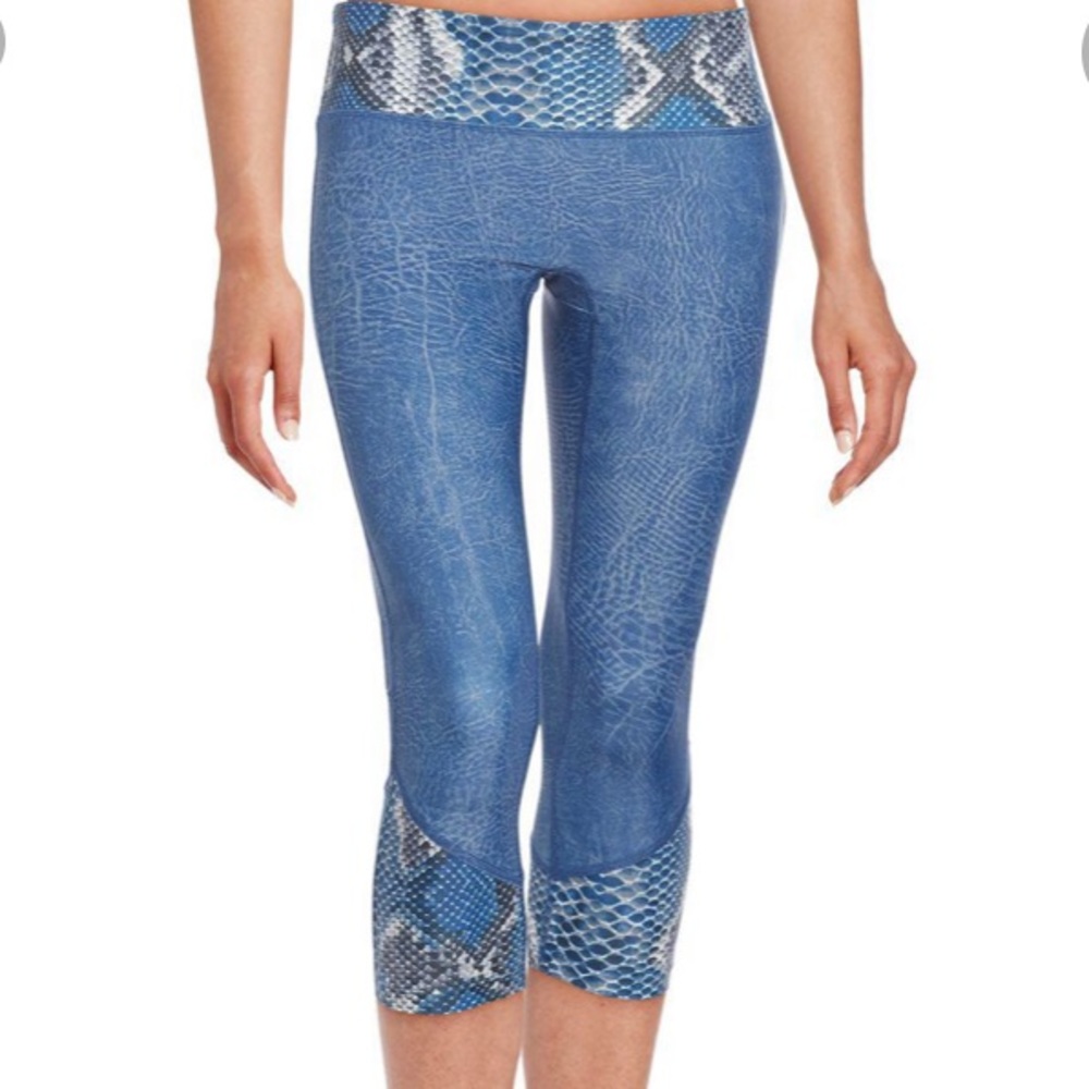 Prismsport snakeskin print Capri leggings size Medium